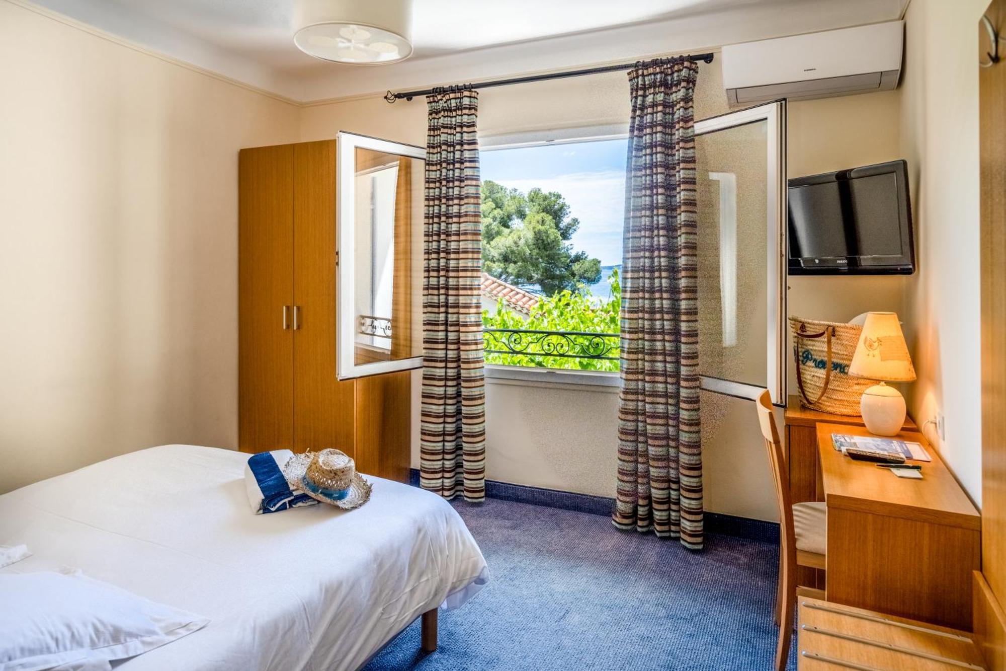 Hotel Le Provencal Logishotels لي إيسامبر المظهر الخارجي الصورة