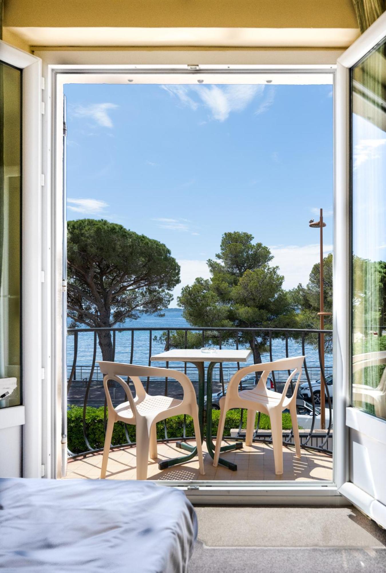 Hotel Le Provencal Logishotels لي إيسامبر المظهر الخارجي الصورة