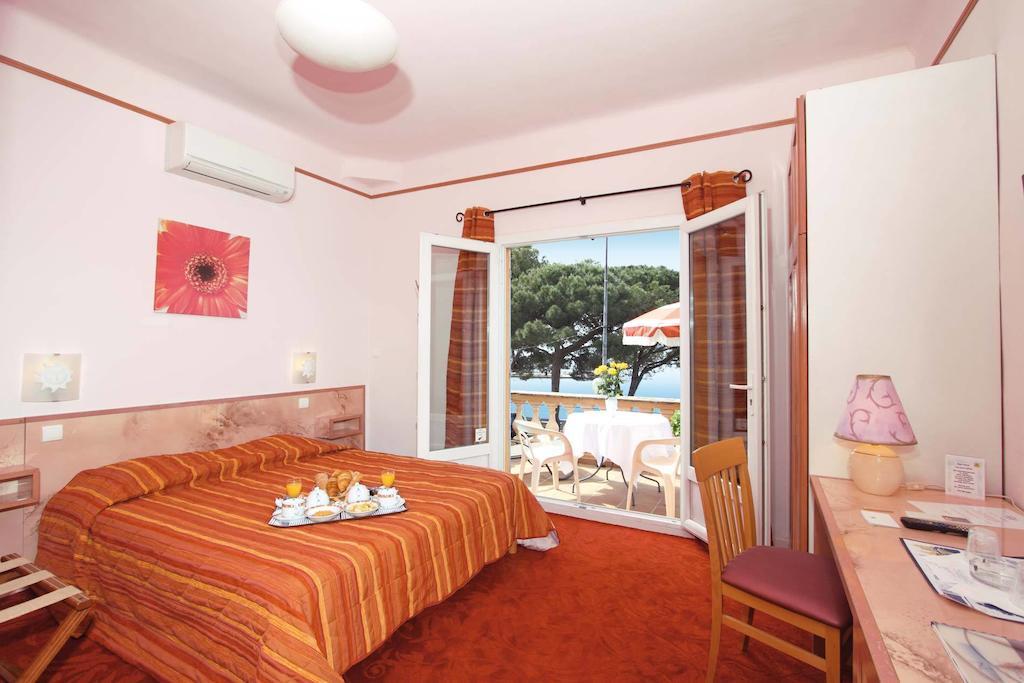 Hotel Le Provencal Logishotels لي إيسامبر الغرفة الصورة