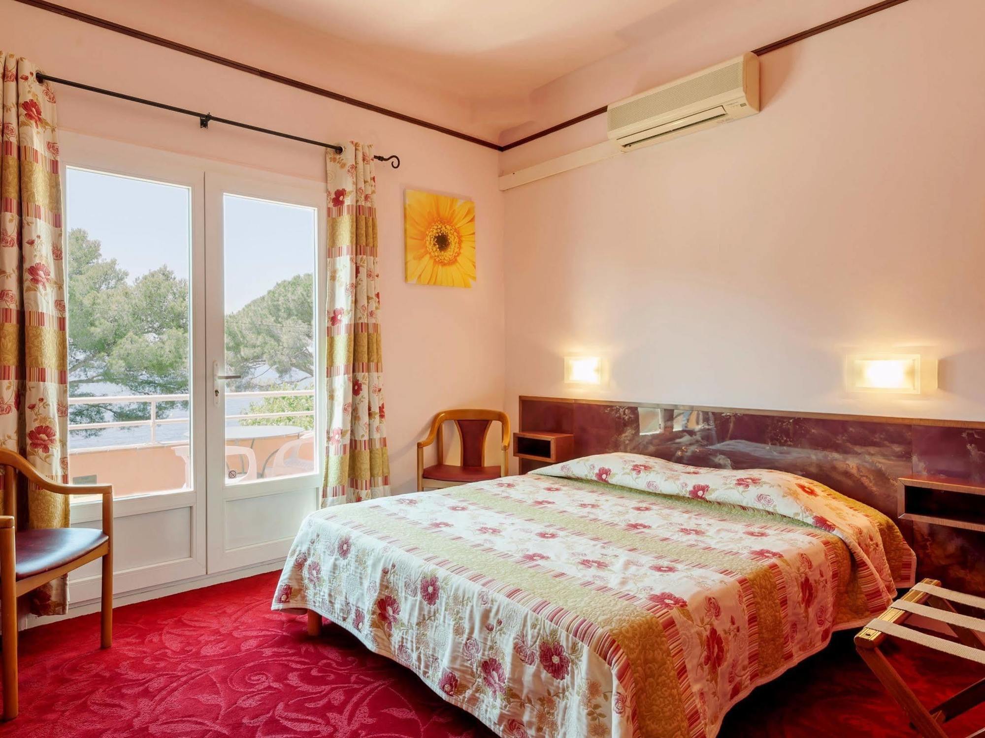 Hotel Le Provencal Logishotels لي إيسامبر المظهر الخارجي الصورة